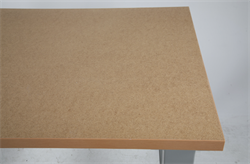 Bord med 6 skuffer. 1600 Bordplade af træ